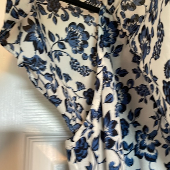 Women’s M Max Edition ruffle top blue/black scoop neck floral lightweight flowy - Picture 8 of 12